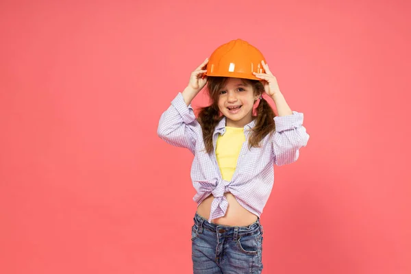 Klein Meisje Bouw Helm Roze Achtergrond Plaats Voor Tekst — Stockfoto