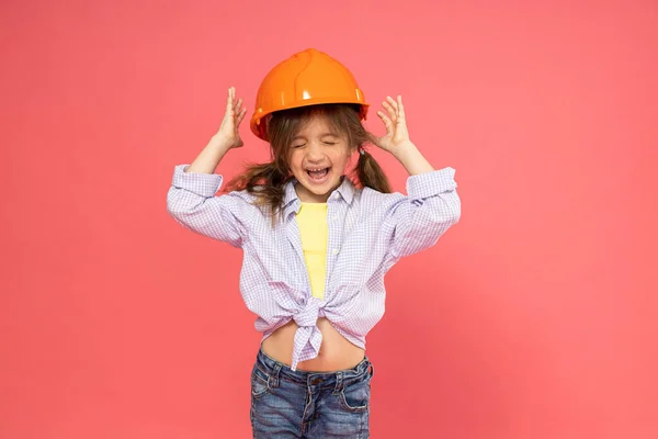 Malá Dívka Stavebnictví Helma Růžovém Pozadí — Stock fotografie