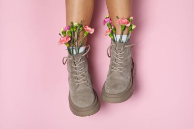 Farklı günlük kıyafet ve giysi kavramı - ayakkabılar