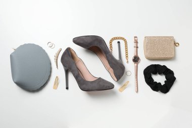 Farklı günlük kıyafet ve giysi kavramı - ayakkabılar