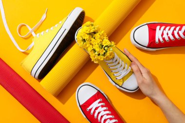 Farklı günlük kıyafet ve giysi kavramı - ayakkabılar