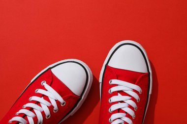 Farklı günlük kıyafet ve giysi kavramı - ayakkabılar