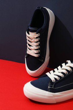 Farklı günlük kıyafet ve giysi kavramı - ayakkabılar