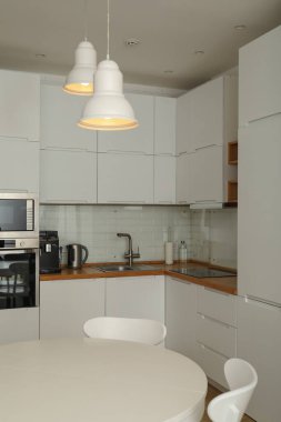 Minimalist, parlak bir mutfak, ahşap kaplama.