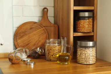 Baharatlar mutfakta kavanozlarda, açık raflarda.