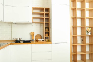 Parlak, güzel bir mutfağın içi.