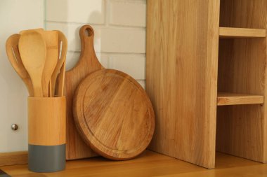 Masada yemek pişirmek için ahşap kaplar.