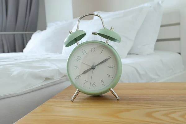 ベッドサイドテーブルの時計目覚まし時計 — ストック写真