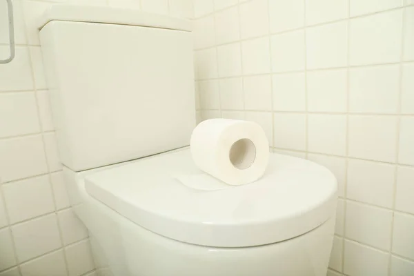 Туалет Туалетной Бумагой Крышке — стоковое фото