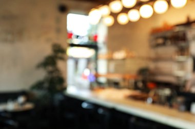 Kafenin içi bulanık, arka planda.