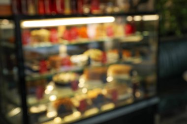 Kafenin içi bulanık, arka planda.