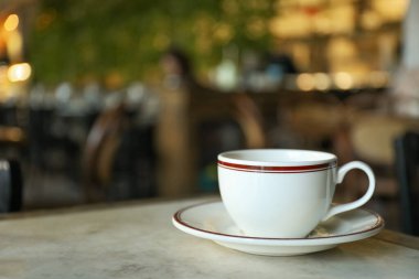 Kafedeki masada bir fincan kahve.