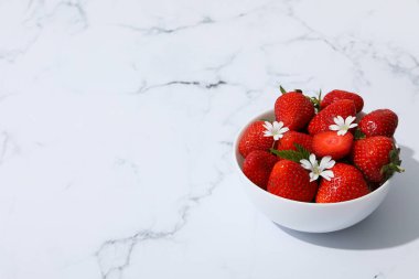 Tatlı ve taze yaz meyvesi - lezzetli çilek