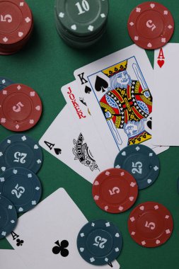 Kumar anlayışı, poker oyunu, poker aksesuarları.