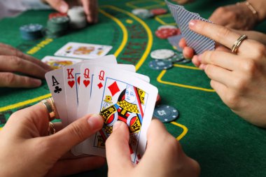 Kumar anlayışı, poker oyunu, poker aksesuarları.