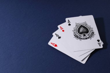 Kumar anlayışı, poker oyunu, poker aksesuarları.