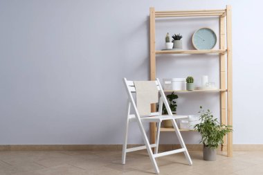 İçinde çiçekler olan bir raf, içinde de bir raf.