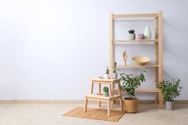 İçinde çiçekler olan bir raf, içinde de bir raf.