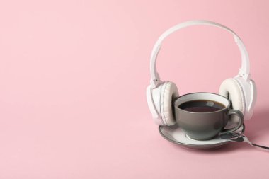 Serbest çalışma kavramı, sıcak içecek ve kulaklıklı kompozisyon