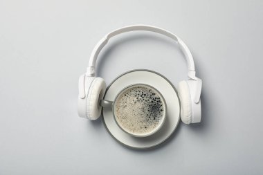 Serbest çalışma kavramı, sıcak içecek ve kulaklıklı kompozisyon