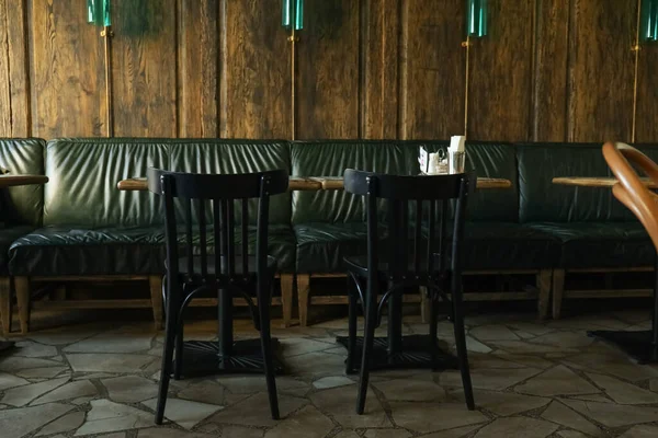 테이블 현대의 어두운 스타일 — 스톡 사진