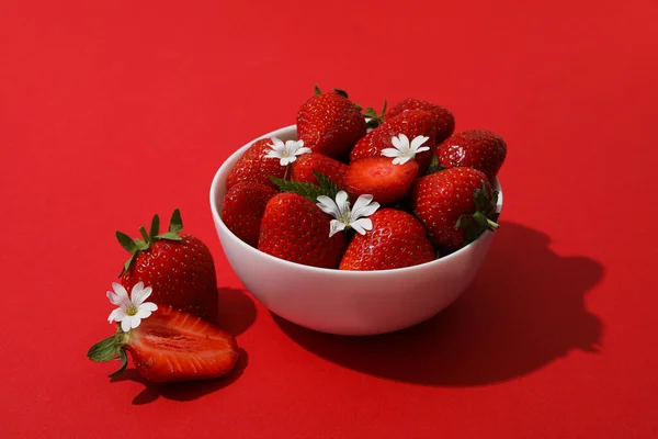 甘くて新鮮な夏の果物 おいしいイチゴ — ストック写真