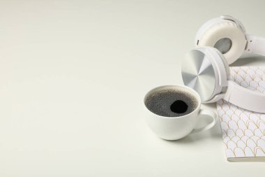 Serbest çalışma kavramı, sıcak içecek ve kulaklıklı kompozisyon