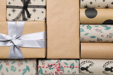 Paketleme hediyesi kavramı, ambalaj kağıdıyla kompozisyon