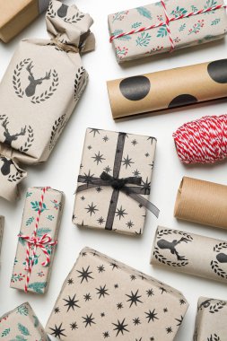 Paketleme hediyesi kavramı, ambalaj kağıdıyla kompozisyon