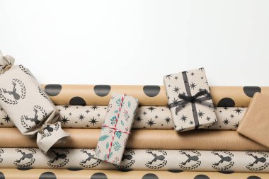Paketleme hediyesi kavramı, ambalaj kağıdıyla kompozisyon