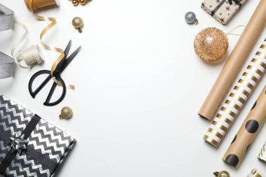 Paketleme hediyesi kavramı, ambalaj kağıdıyla kompozisyon