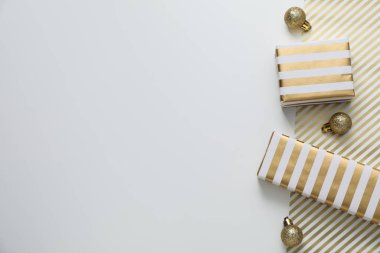 Paketleme hediyesi kavramı, ambalaj kağıdıyla kompozisyon