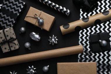 Paketleme hediyesi kavramı, ambalaj kağıdıyla kompozisyon