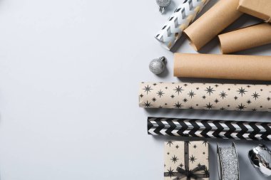 Paketleme hediyesi kavramı, ambalaj kağıdıyla kompozisyon