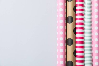 Paketleme hediyesi kavramı, ambalaj kağıdıyla kompozisyon