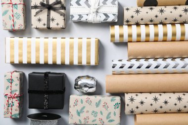 Paketleme hediyesi kavramı, ambalaj kağıdıyla kompozisyon