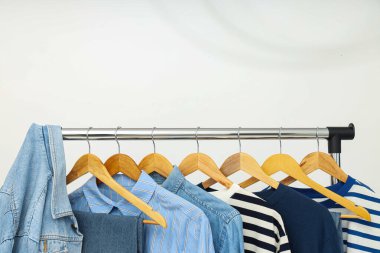 Farklı kıyafetlerle gardırop rafı, farklı kıyafet konsepti.