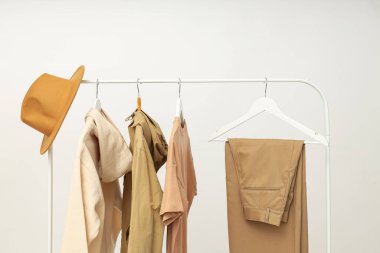 Farklı kıyafetlerle gardırop rafı, farklı kıyafet konsepti.