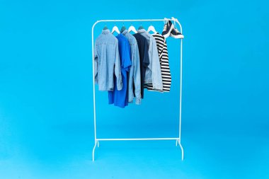 Farklı kıyafetlerle gardırop rafı, farklı kıyafet konsepti.