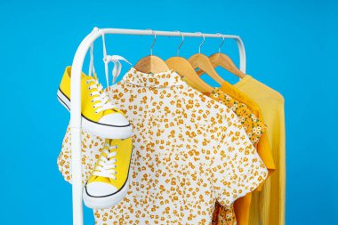 Farklı kıyafetlerle gardırop rafı, farklı kıyafet konsepti.