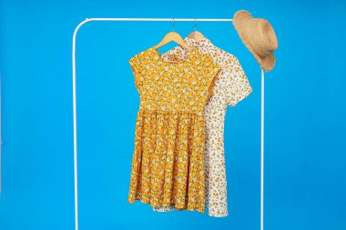 Farklı kıyafetlerle gardırop rafı, farklı kıyafet konsepti.