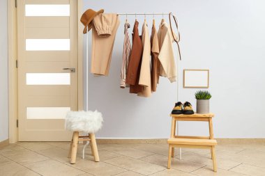 Farklı kıyafetlerle gardırop rafı, farklı kıyafet konsepti.