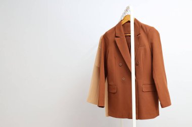 Farklı kıyafetlerle gardırop rafı, farklı kıyafet konsepti.