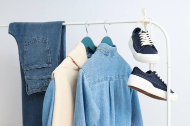 Farklı kıyafetlerle gardırop rafı, farklı kıyafet konsepti.