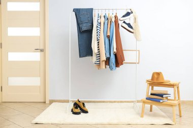 Farklı kıyafetlerle gardırop rafı, farklı kıyafet konsepti.