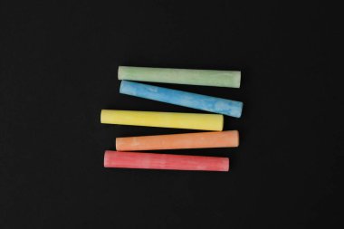 Siyah bir arkaplanda çok renkli tebeşir parçaları