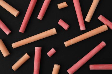 Siyah bir arkaplanda çok renkli tebeşir parçaları