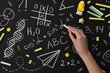 Okul formülleri ve çizimleri siyah okul yönetim kurulunda.