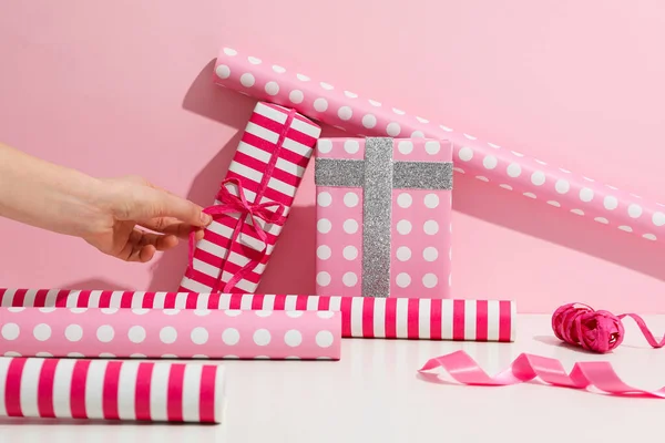 包装礼物的概念 包装纸的构图 — 图库照片