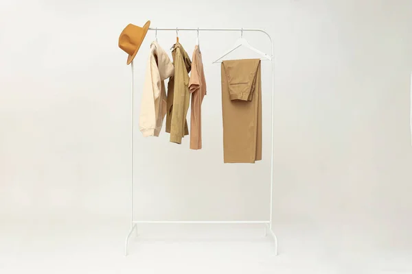 不同服装的衣架 不同服装的概念 — 图库照片